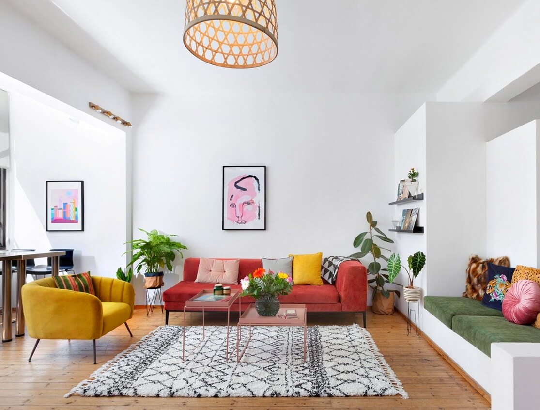 עיצוב סלון ספה אדומה בסלון